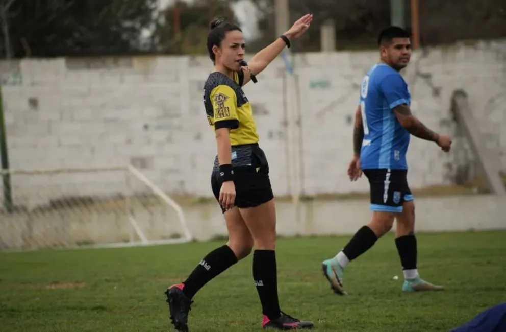 Gabriela Dorrego será la primera árbitra mujer en dirigir en la Liga Rionegrina.