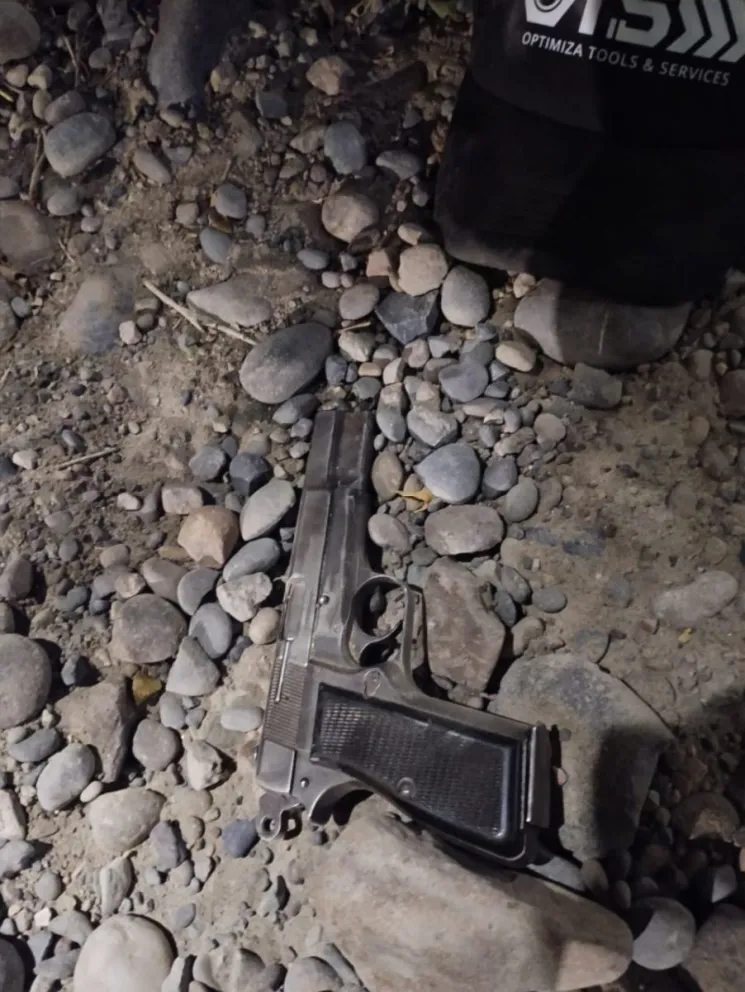 El arma es una Browning 9mm con el número limado, tenia  una bala en boca y 5 en el cargador.