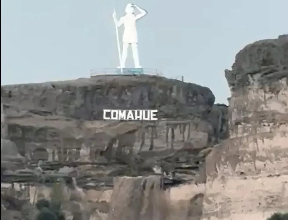 En la zona céntrica, el cañadón donde se encuentra el Indio Comahue, se transformó en una catarata. Foto (gentileza)