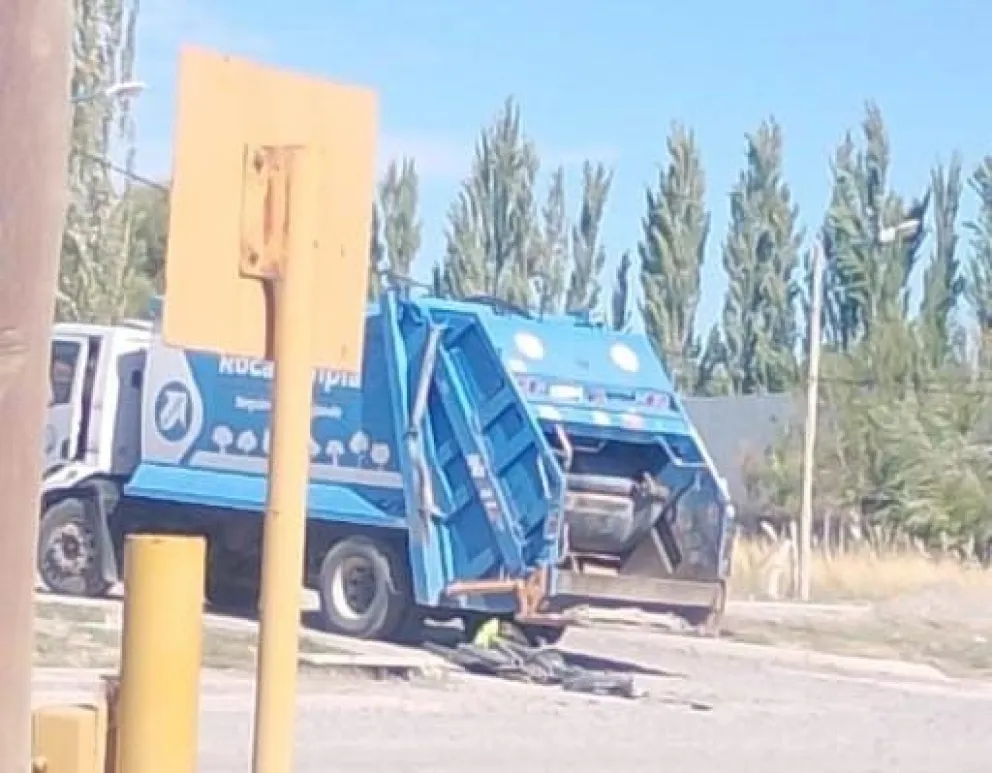 En las imágenes se ve que la moto quedó destruida por el impacto. (Foto ANR)