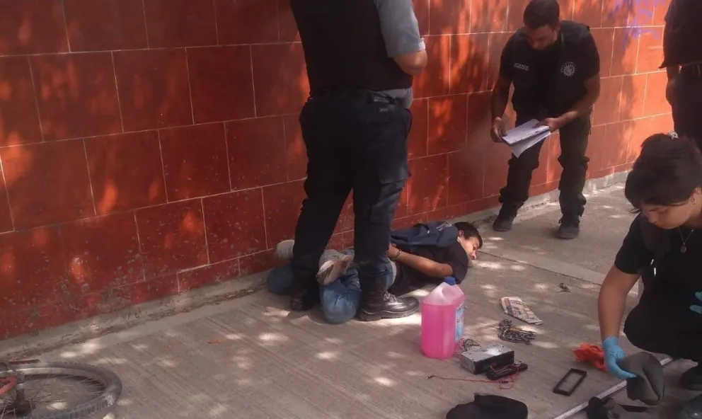 Fue interceptado en las afueras de un colegio ubicado en calle Sarmiento. (Foto Policía de Río Negro)
