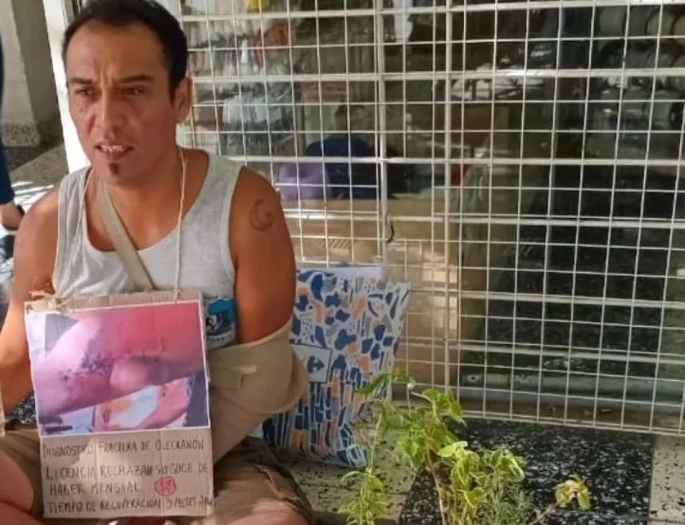 El hombre realizó una protesta en las puertas del consejo escolar. 