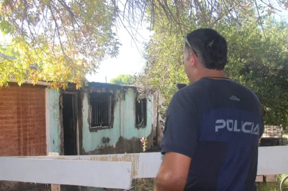 Dos nenes alcanzaron a escapar de un incendio en Roca 