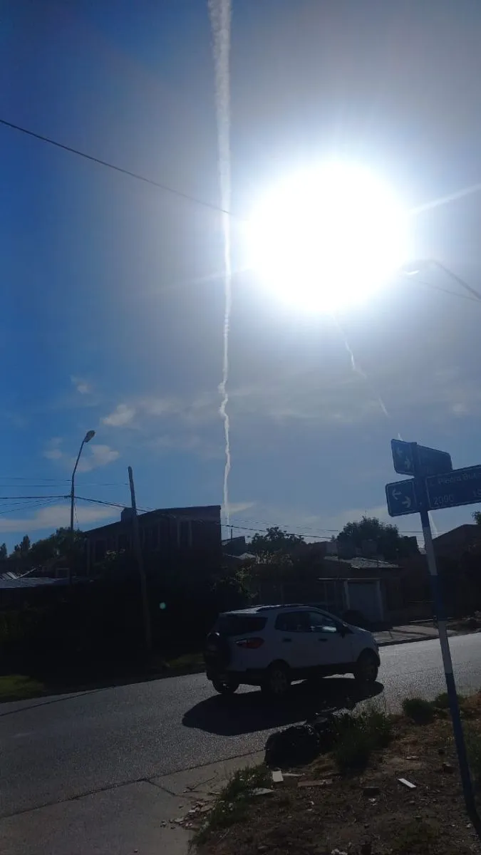 Las extensas l&iacute;neas blancas en el cielo llamaron la atenci&oacute;n. Foto (ANR).