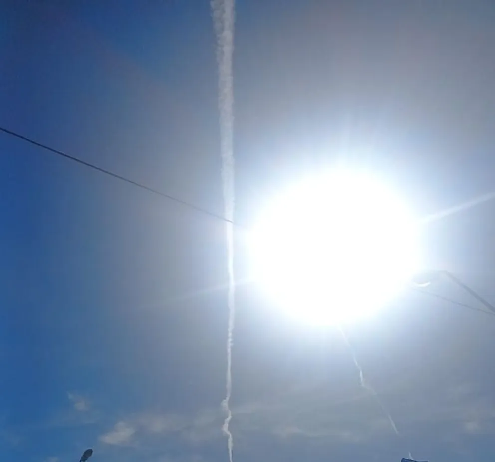 La presencia de las estelas blancas está estrictamente relacionada con la aviación. Foto (ANR).