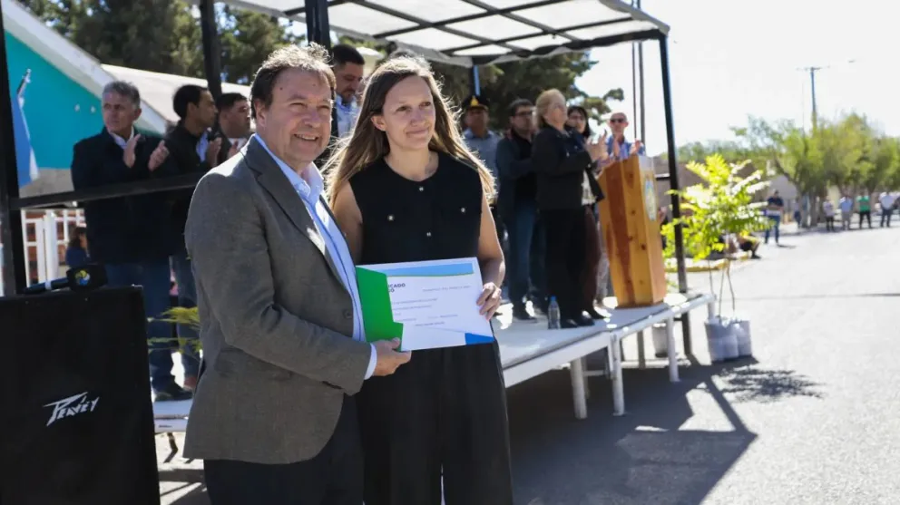 El gobernador llego con anuncios en el 120 aniversario de Maquinchao.