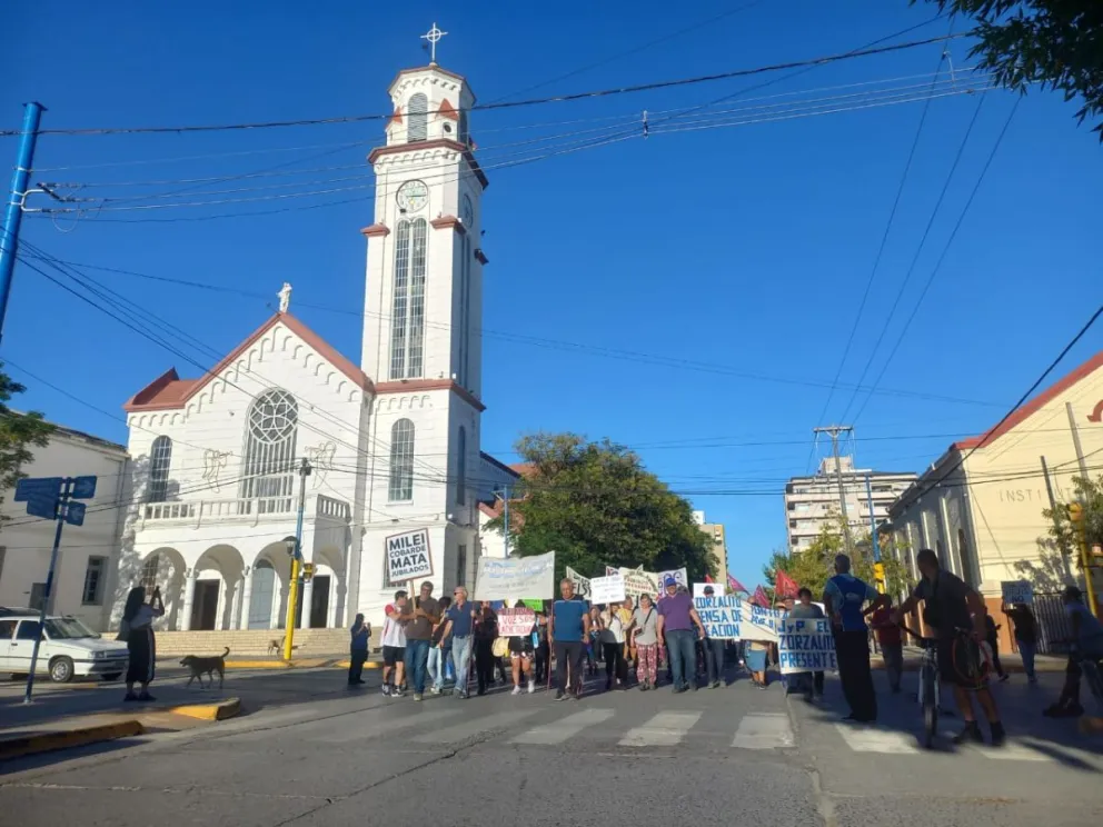 La movilización pasó frente al Municipio de Roca. Fotos. Tania Domenicucci ANR 