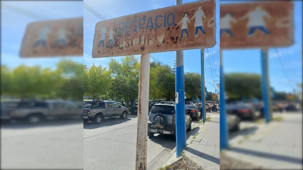El tránsito alrededor de las escuelas se dificulta tanto a la entrada como a la salida. Foto: (Tania Domenicucci- ANR)