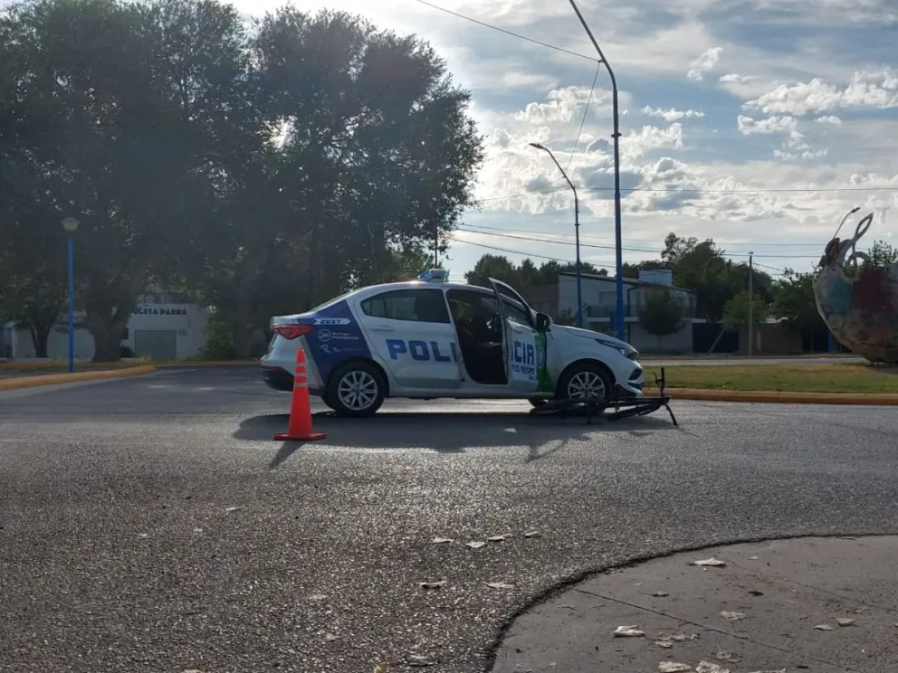 El móvil policial interrumpió el tránsito en el sector donde ocurrió el siniestro vial. Foto: (ANR)