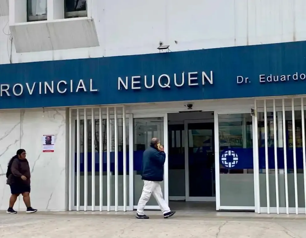 El operario fue trasladado al hospital Neuquén producto de las heridas. Foto (archivo).