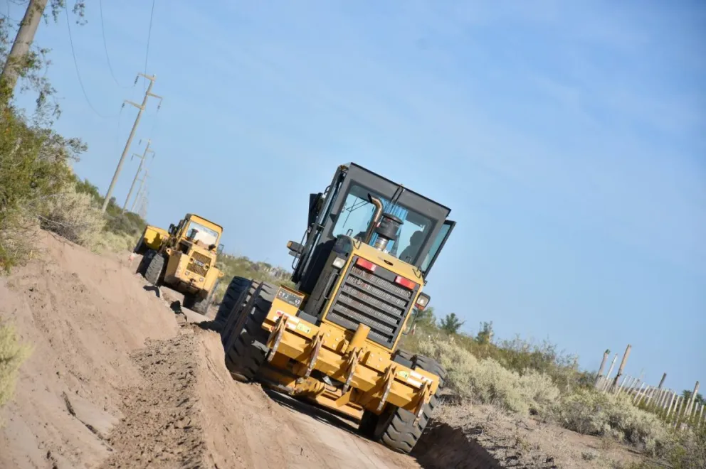 Los municipios trabajaron con maquinarias en sectores claves para el escurrimiento de agua. Foto: (Municipio de Cervantes)