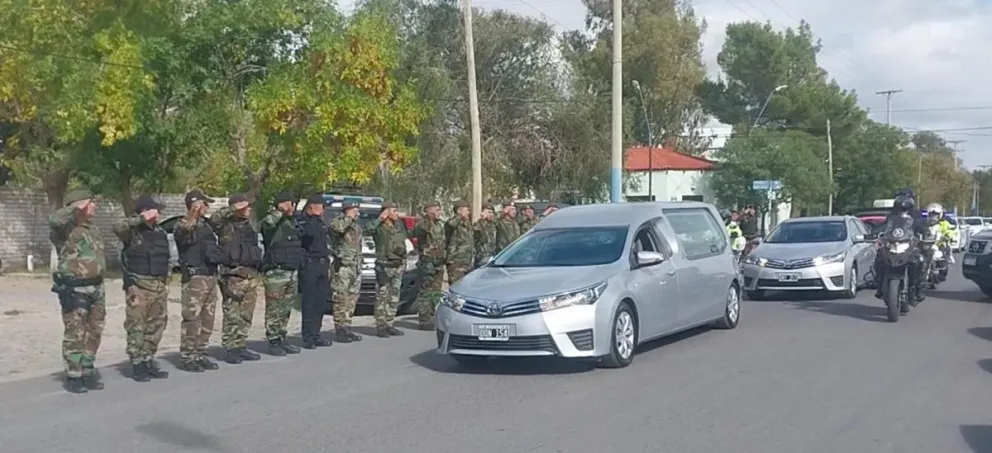 El acompañamiento pasó frente a las dependencias del COER donde el uniformado se desempeñaba. Foto: ANR