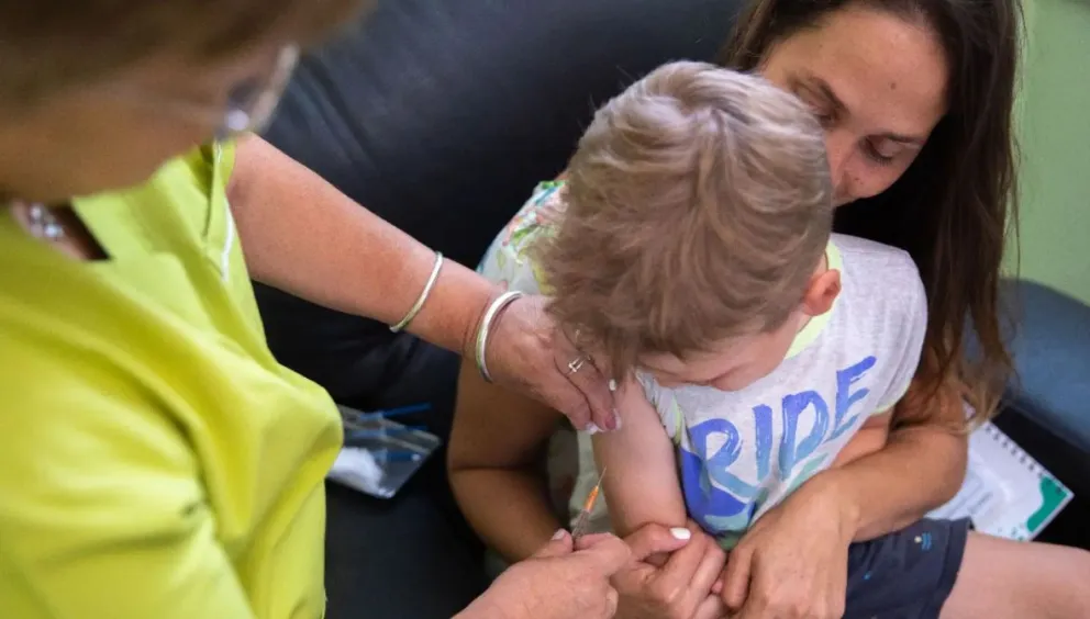 Las multas por no vacunar a los niños y niñas podrían alcanzar hasta el 20% de un salario. (Foto: Archivo)