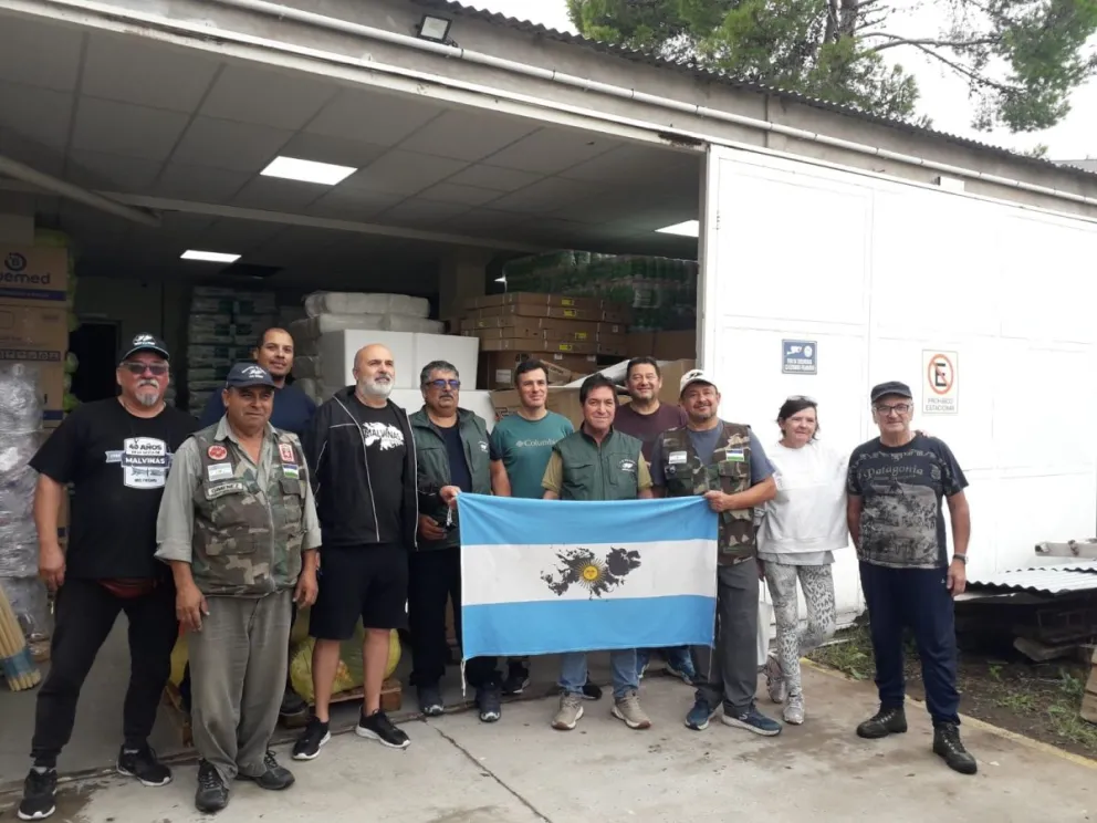 Veteranos fueron recibidos por vecinos de Bahia Blanca que se mostraron agradecidos por la colaboración. 