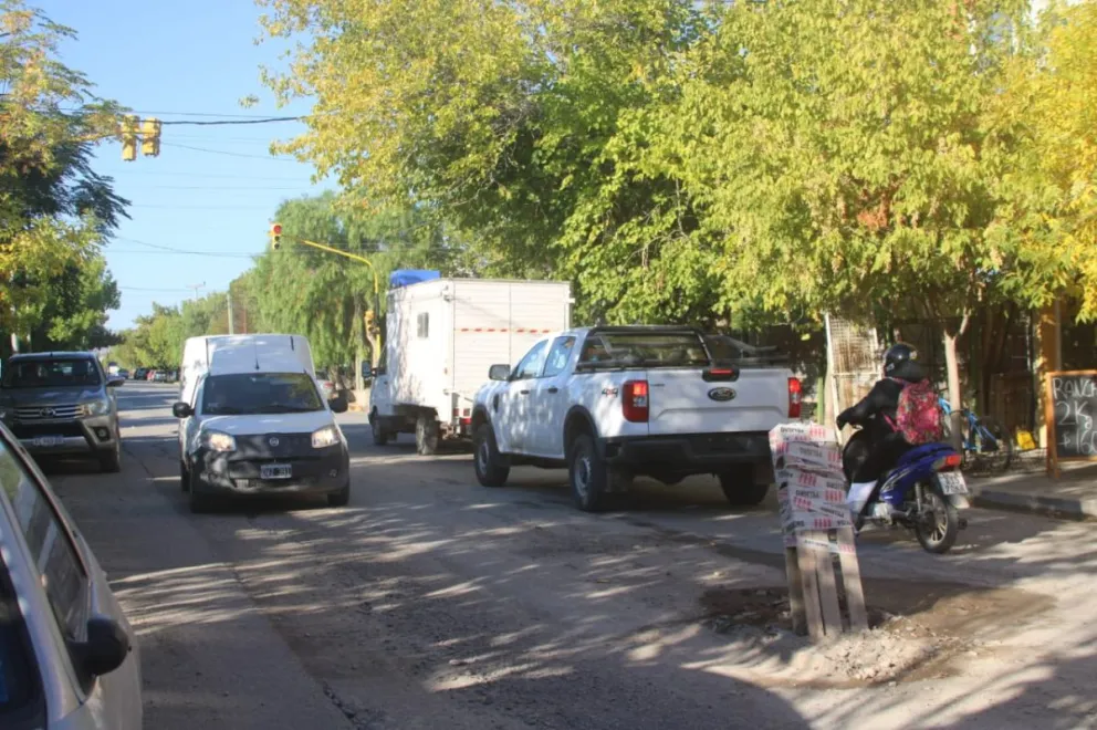 Los autos y motos deben hacer maniobras para esquivar el bache. (Tania Domenicucci- ANR)