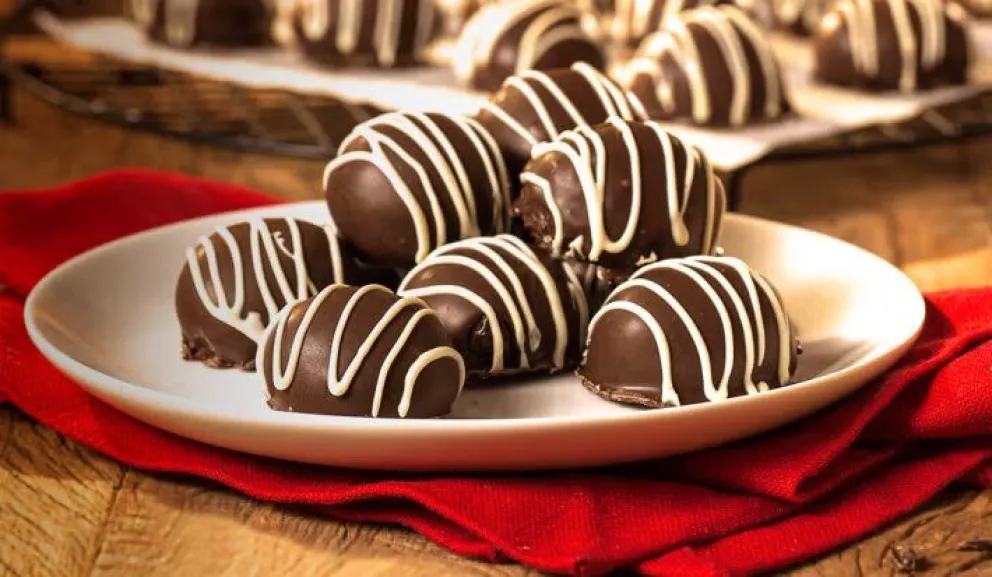 Trufas cubiertas con chocolate para disfrutar en la merienda. 