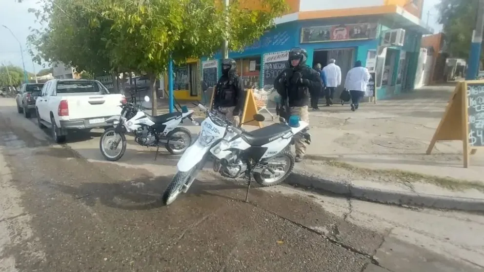 El momento en el que los inspectores de provincia ingresaban a un comercio de Roca. 