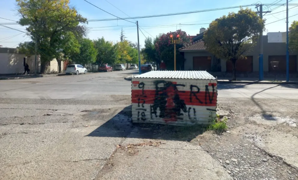Para algunos vecinos y comerciantes, la estructura dificulta el tránsito. Foto: (Tania Domenicucci)
