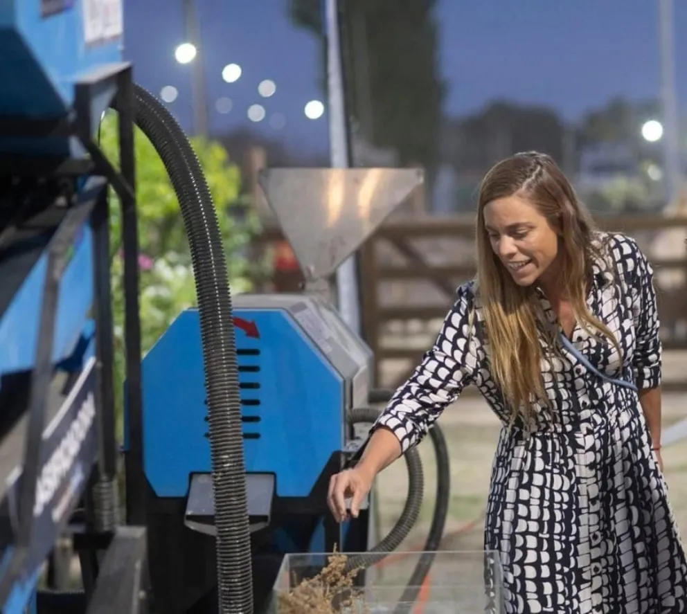 La intendenta de Roca fue abordada mientras estaba en una plaza del canalito con su hijos .