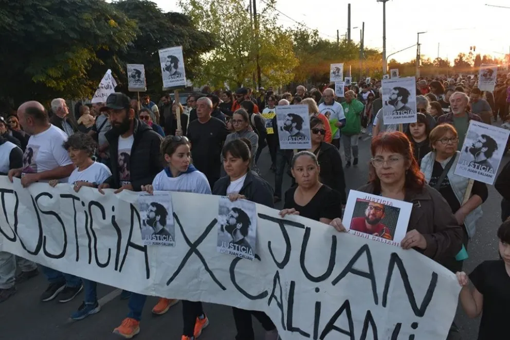 Cientos de personas marcharon por las calles de Neuquén Capital. 