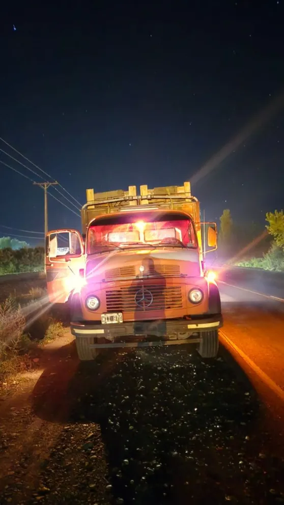 El camión Mercedes 1114 y la moto quedaron secuestrados y un hombre internado. Foto (gentileza).
