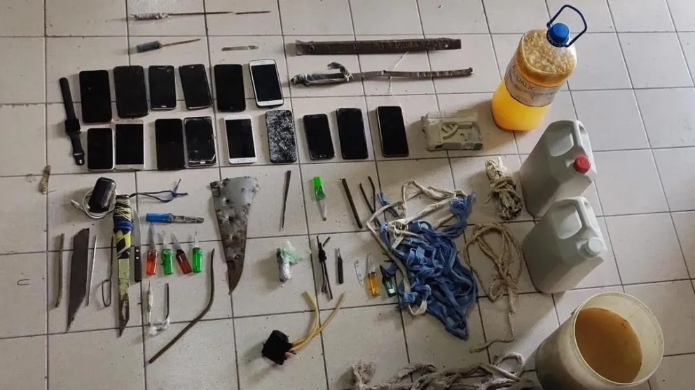 15 celulares y mas de 20 facas incautadas en los pabellones de la cárcel de la calle Maipú. 