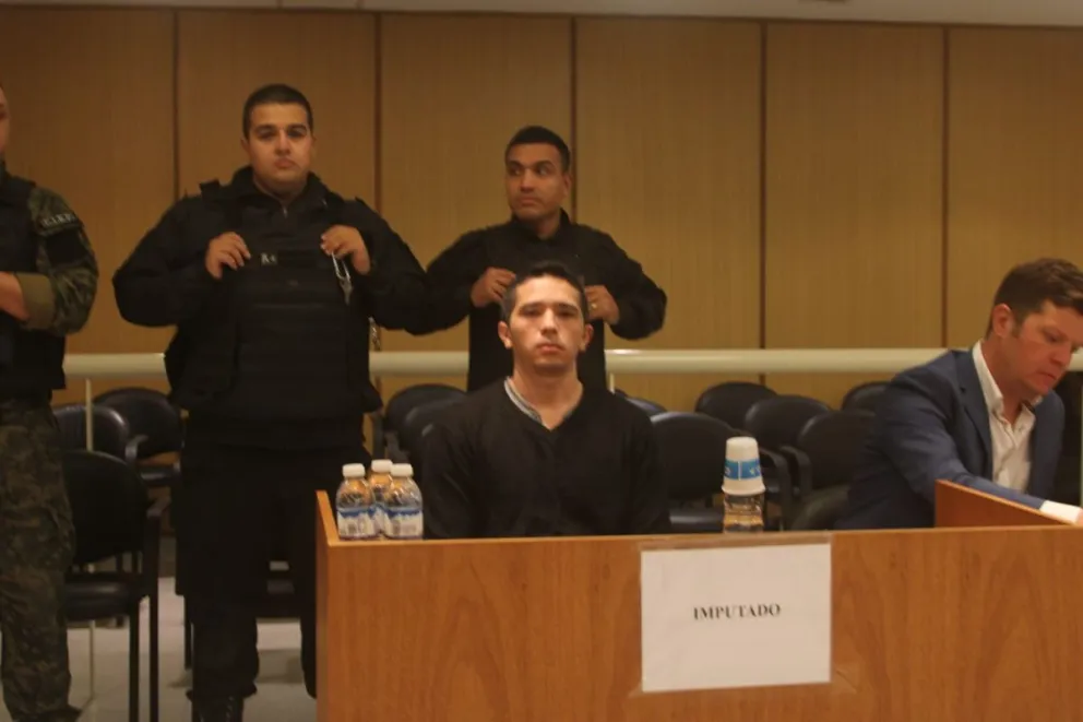 El imputado llegó esposado a la sala de audiencia.  Foto: (Tania Domenicucci - ANR)
