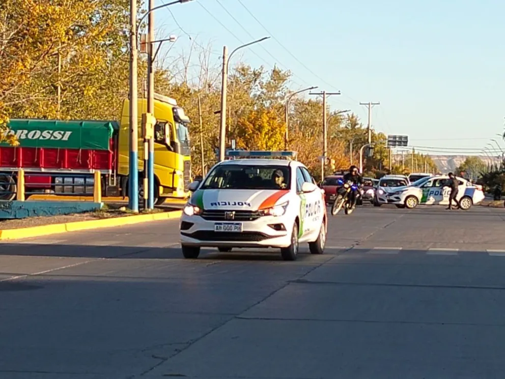 En la rotonda da Alsina y San Juan la policía organiza el paso de las ambulancias. Foto(ANRoca)