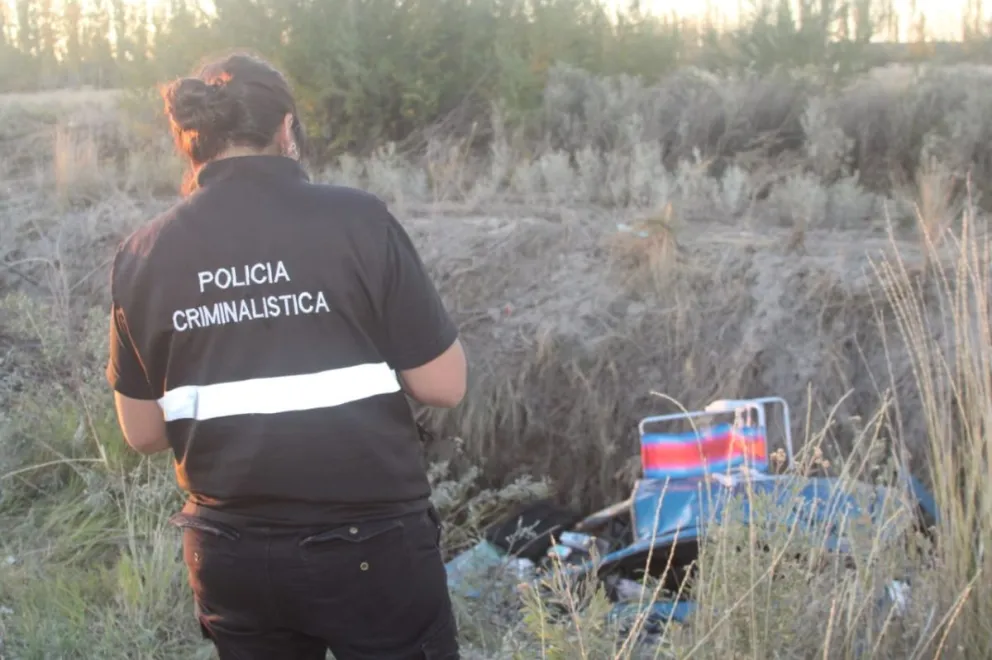 El vehículo terminó dentro de un desagüe. Fotos : Tania Domenicucci (ANRoca)