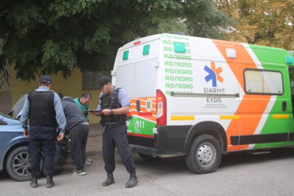 Analizan si la ambulancia estará operativa luego del impacto. FOTO (Tania  Domenicucci) ANRoca 