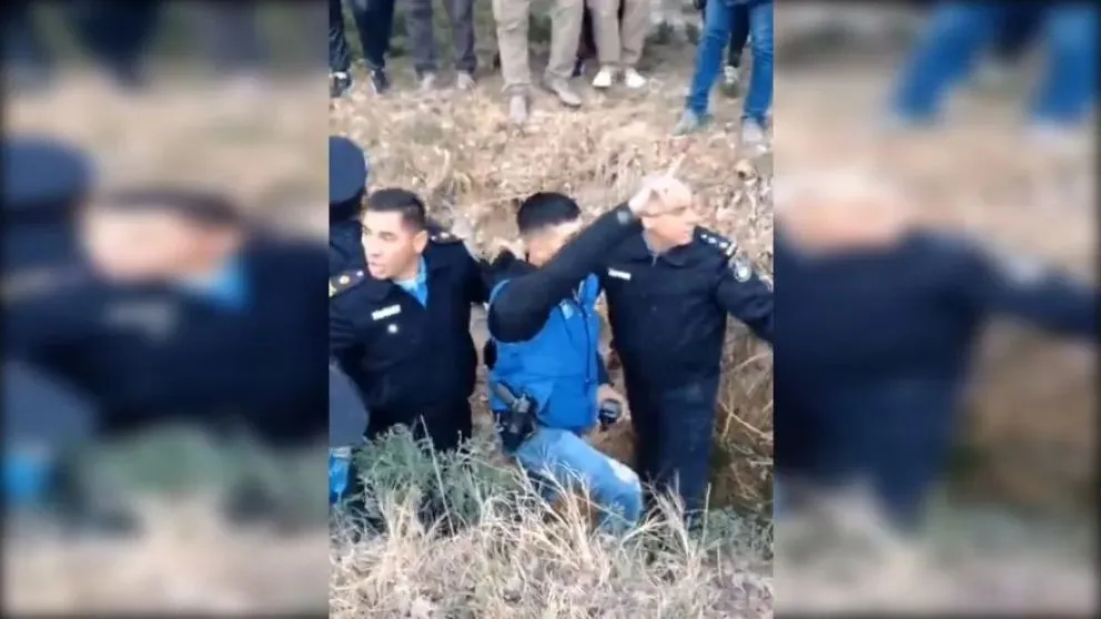 Cuatro efectivos policiales terminaron adentro del desagüe del costado de la ruta 7. Foto (Gentileza).