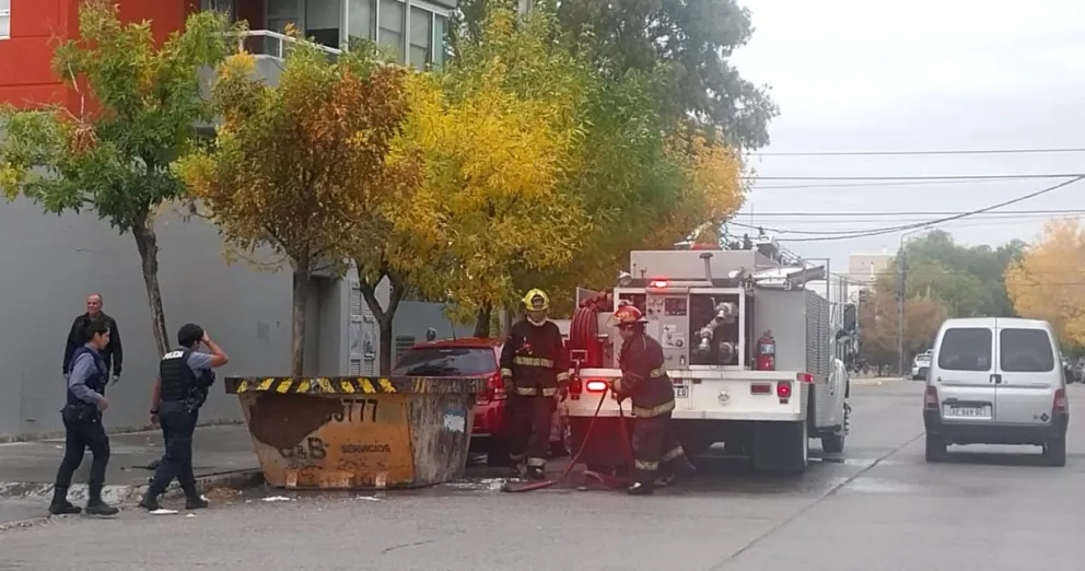 Una dotación de bomberos asistió al lugar .