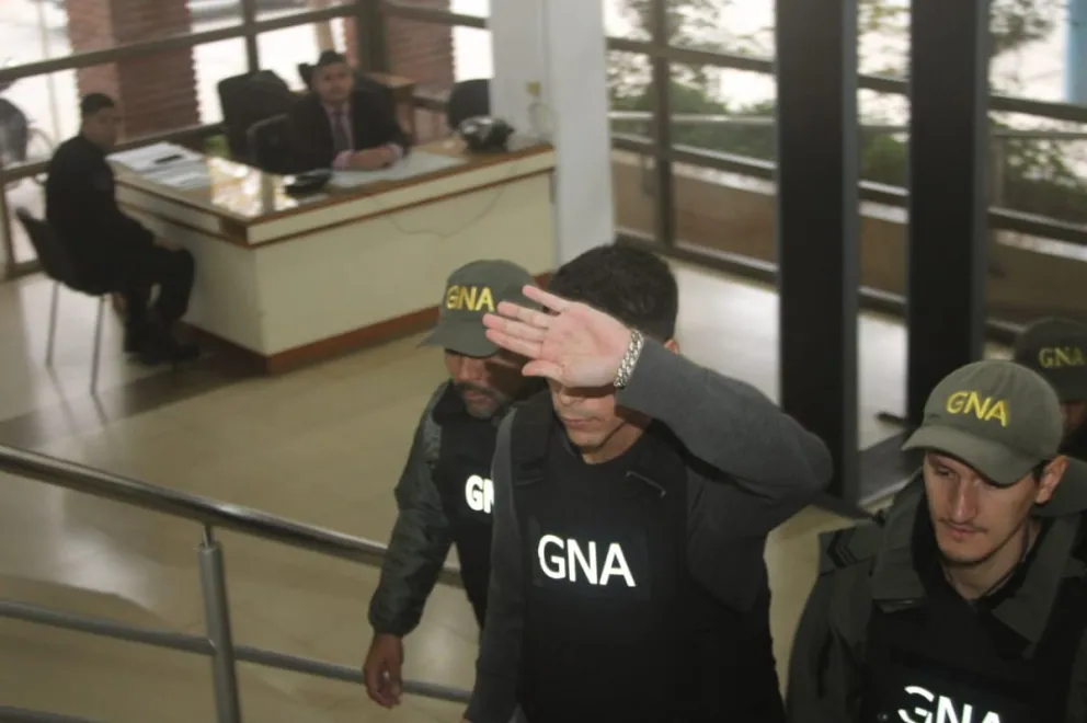 El momento del ingreso de Matías Dellapitima  a  la sala de audiencias de los Tribunales Federales de Roca. Foto. Tania Domenucucci (ANRoca)