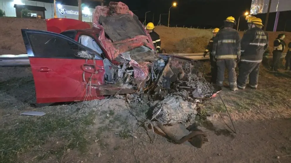 El auto impactó contra una columna de alumbrado y luego continuó su carrera sin control durante 80 metros. Tragedia en la ruta. Foto: gentileza Centenario Digital.
