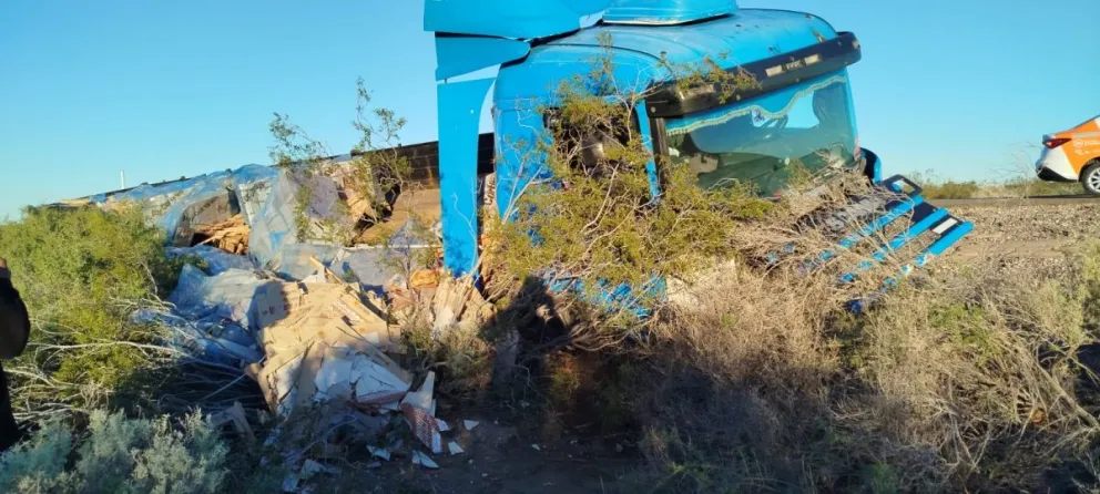 El Scania azul quedo "incrustado" en un montículo de tierra. 
