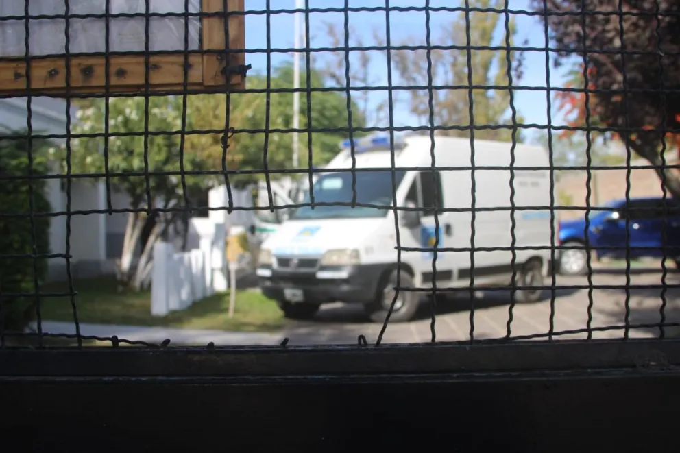 Desde esta mañana un grupo de personas realizo una vigilia afuera del ex Maruchito. Foto: Tania Domenicucci (ANRoca)