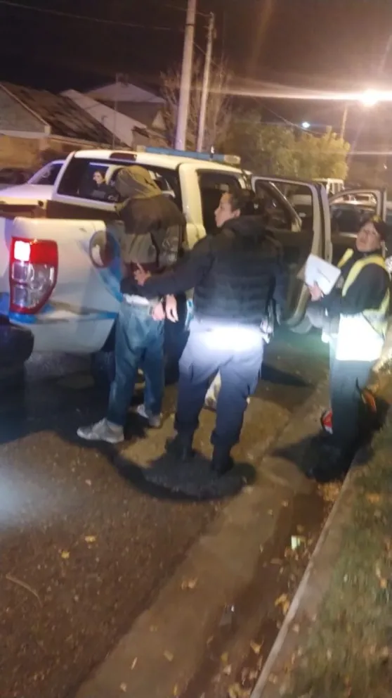 El sujeto fue atrapado por la policía en la esquina de República Dominicana y Jujuy, tras ser golpeado y perseguido por el dueño del local. (Foto ANRoca)