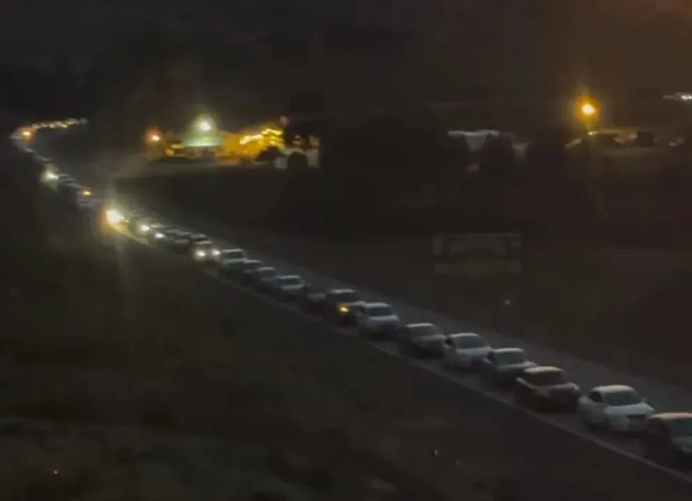 Esta madrugada ya se registraba una extensa fila de vehículos que intentaban reservarse un lugar para cruzar la cordillera por Pino Hachado. El paso se habilita a partir de las 9. Foto (gentileza).