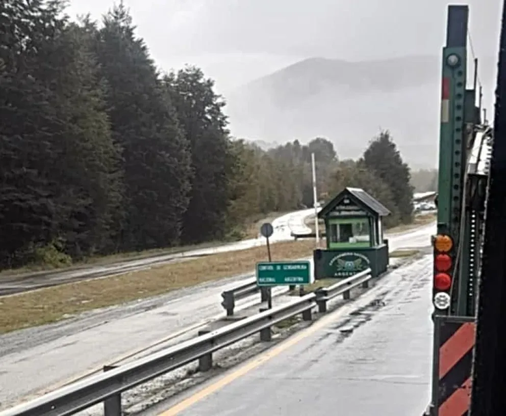 Paso desértico de transporte de carga por el reclamo sindical. Foto (El Cordillerano).