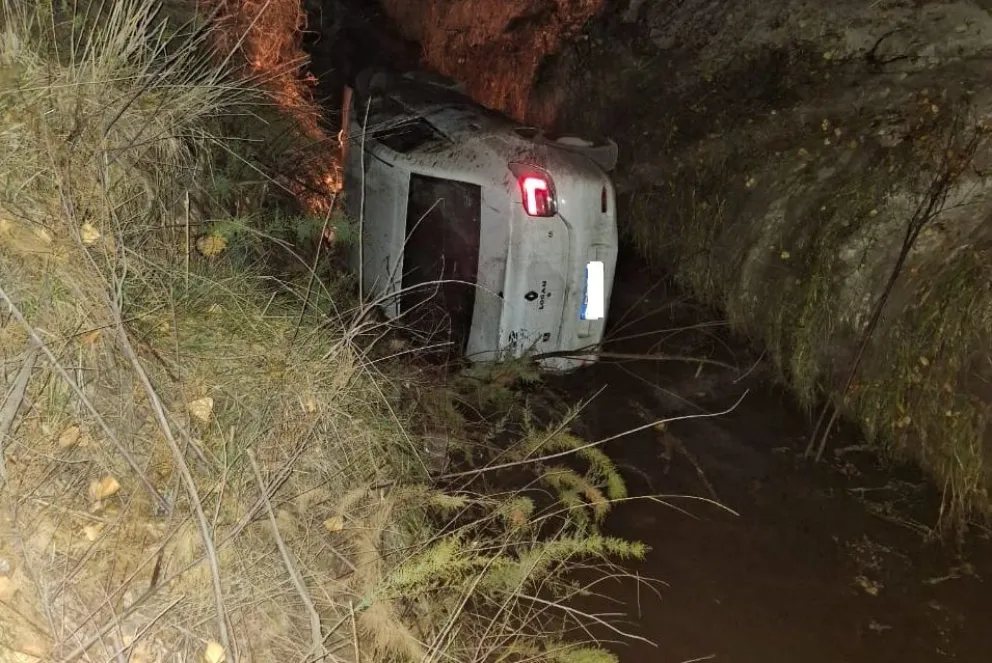 Cayeron a un desagüe en la Ruta 65 pero no sufrieron heridas de consideración. Foto (gentileza).