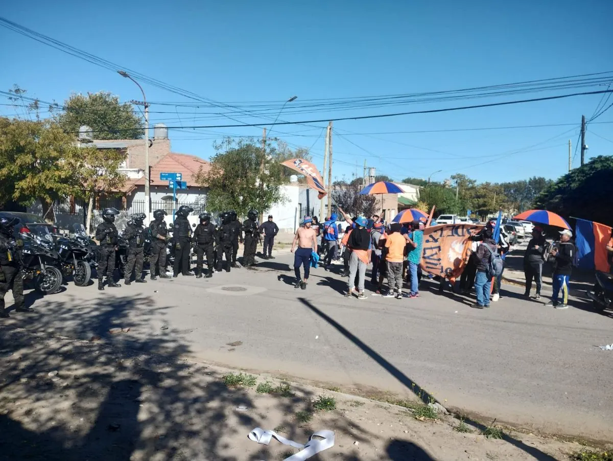 Unos 50 polic&iacute;as estuvieron afectados a la seguridasd del estadio. Foto (Polic&iacute;a de R&iacute;o Negro).