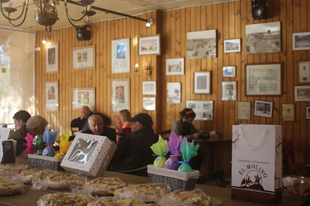 Entre mesas y café, los recuerdos se hacen presentes en El Molino. Foto: (Tania Domenicucci - ANRoca)
