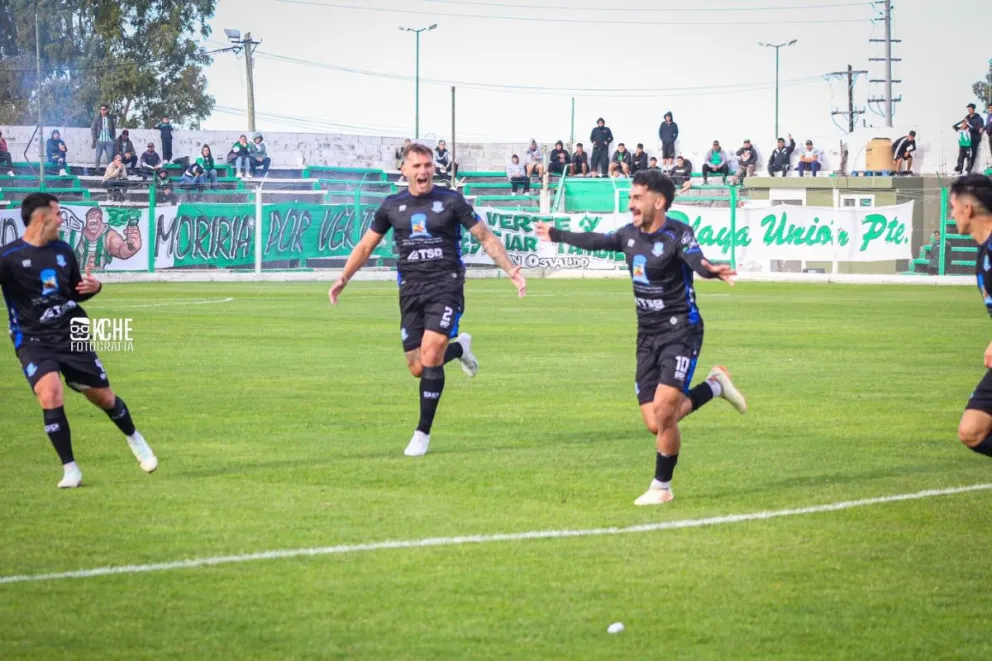 El festejo tras el gol que abrió el marcador. Foto: (Deportivo Rincón)