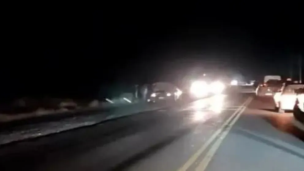 Bomberos, policía y equipos de salud debieron asistir al lugar del impacto. 