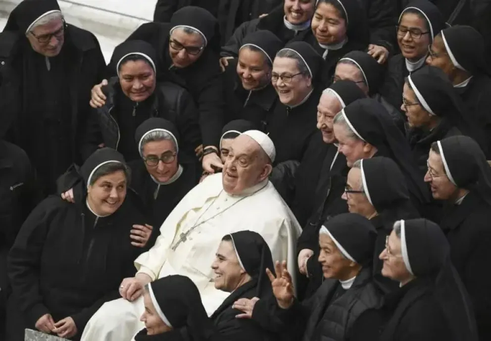 Francisco, ya Papa, junto a un grupo de religiosas. Foto (archivo).