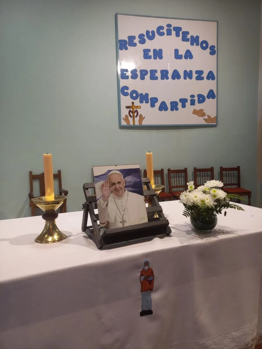La figura de Francisco enaltecida esta ma&ntilde;ana en el altar de la parroquia Cristo Resucitado. Foto (Tania Domenicucci-ANR).