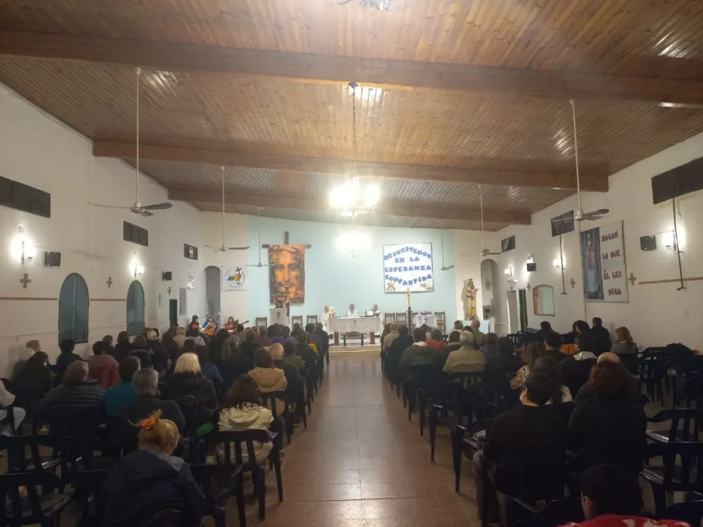 La Capilla Cristo Resucitado se colmó de fieles. Foto : Tania Domenicucci(ANRoca)