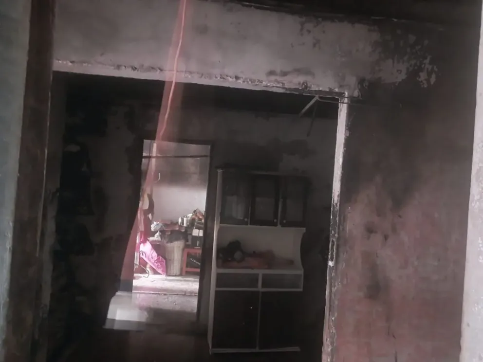 El fuego, que se originó en el interior del hogar, se propagó rápidamente y causó graves daños en la estructura. (Foto gentileza)