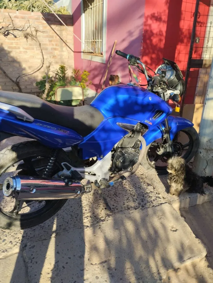 La moto es fundamental para Manuel y para la movilidad y salud de su hijo con discapacidad.Foto ( Somos el Valle ) 