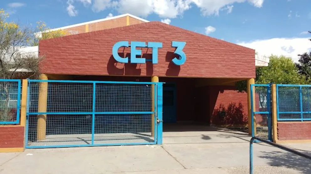 Las escuelas con jornada extendida tienen comedor y los estudiantes reciben frutas de postre. 
